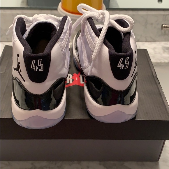 *NEW* AIR JORDAN 11 RETRO WHITE/BLACK CONCORD 5.5Y - Picture 2 of 4